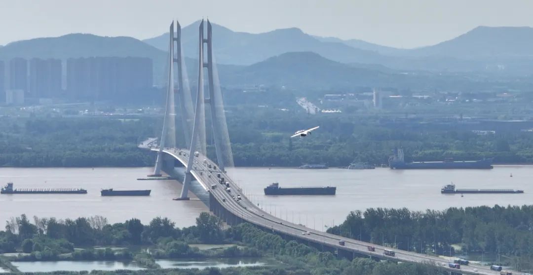 峰飞航空完成吨级以上eVTOL“空中出租车”跨长江首飞(图3) 峰飞航空完成吨级以上eVTOL“空中出租车”跨长江首飞(图3)