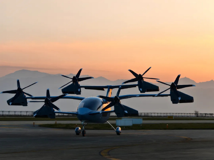 国内首架全倾转旋翼 eVTOL  鸿鹄 MARK1 全尺寸工程样机总装下线(图1)