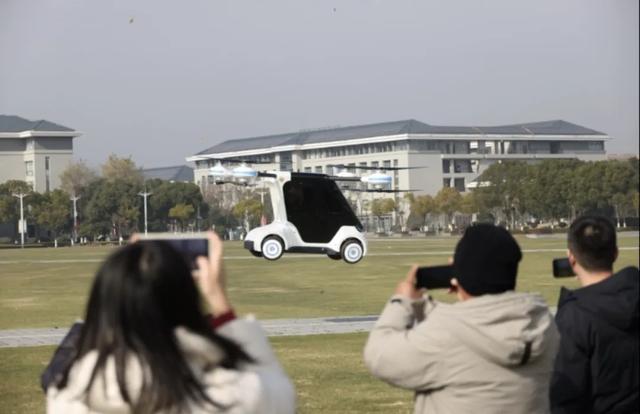 会飞的汽车长啥样?东大科研团队打造国内首个,获30余家主流媒体报道!(图4) 会飞的汽车长啥样?东大科研团队打造国内首个,获30余家主流媒体报道!(图4)