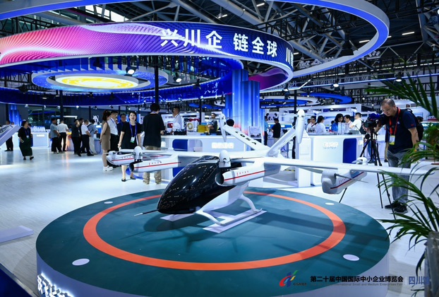 沃飞长空新一代eVTOL飞行器AE200（1:4等比例缩小）模型亮相中博会(图1)
