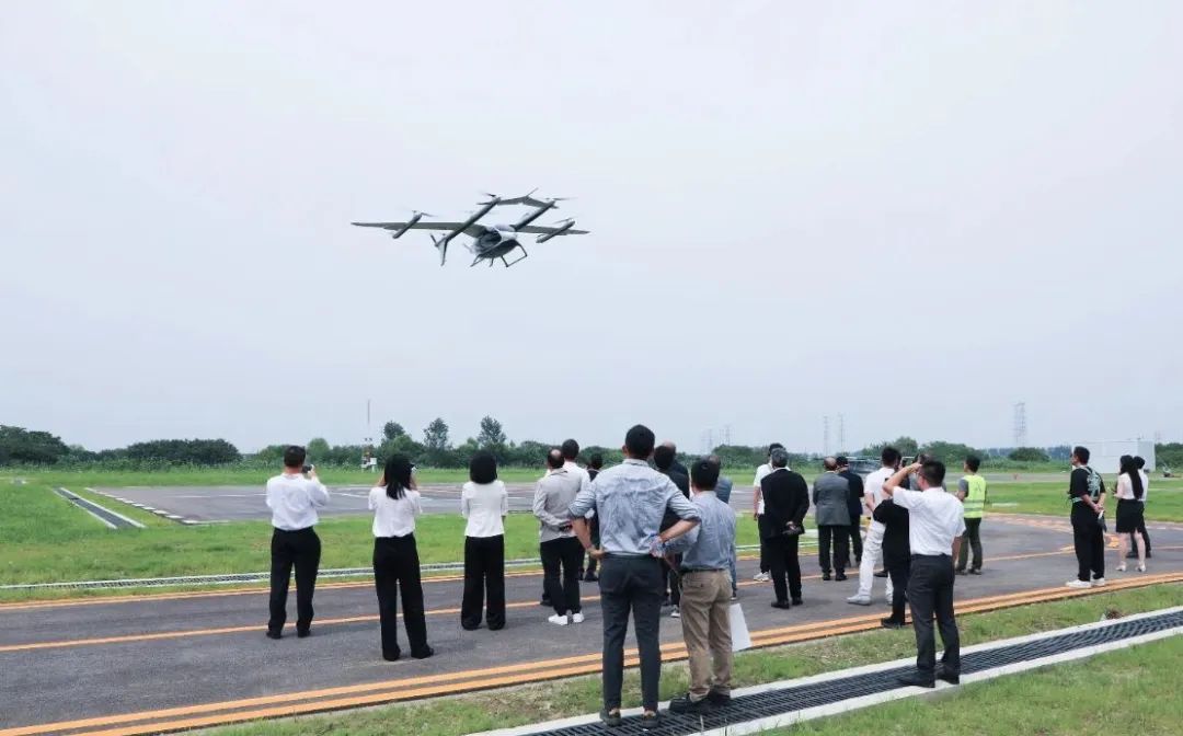 阿联酋民航总局局长一行到访峰飞航空调研交流(图1) 阿联酋民航总局局长一行到访峰飞航空调研交流(图1)