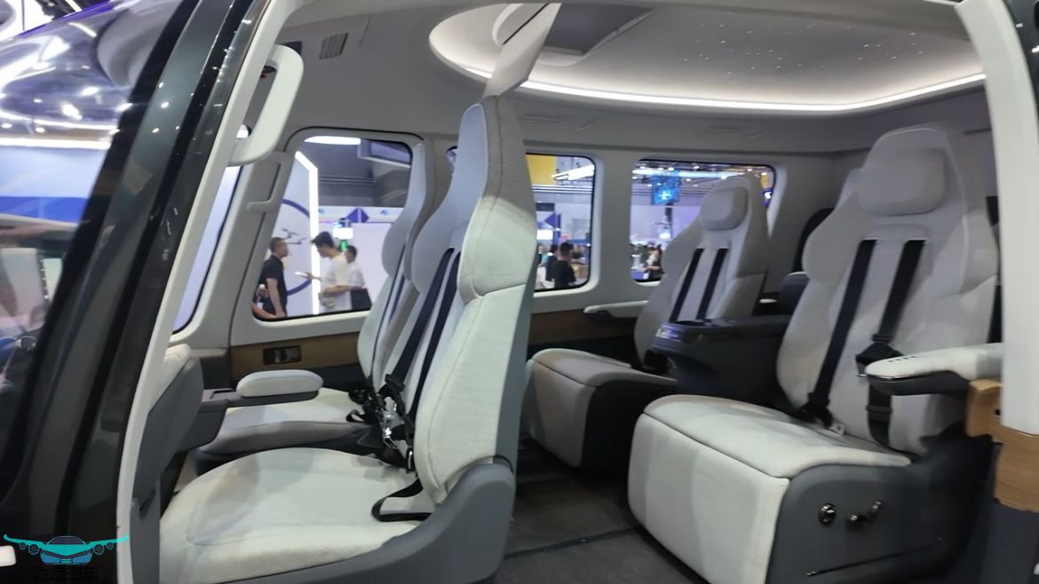 沃飞长空携AE200 eVTOL全新座舱亮相2025国际低空经济博览会(图3)