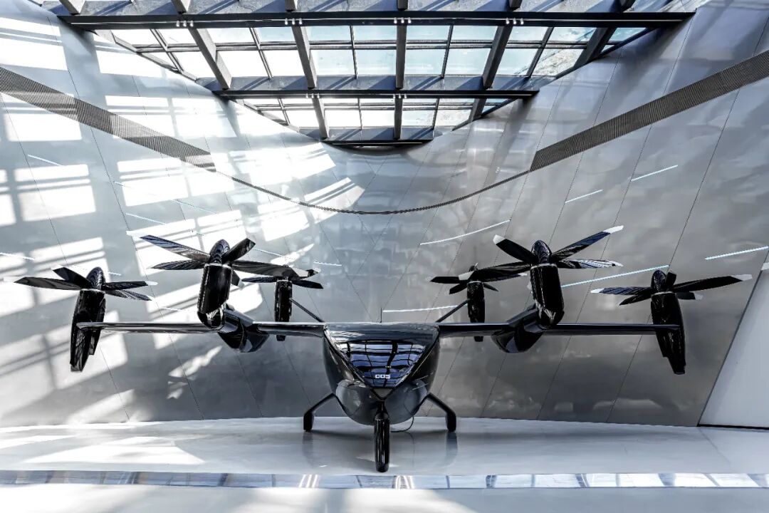 小鹏汇天发布全倾转混电飞行汽车,陆地航母2026年规模化交付(图2) 小鹏汇天发布全倾转混电飞行汽车,陆地航母2026年规模化交付(图2)