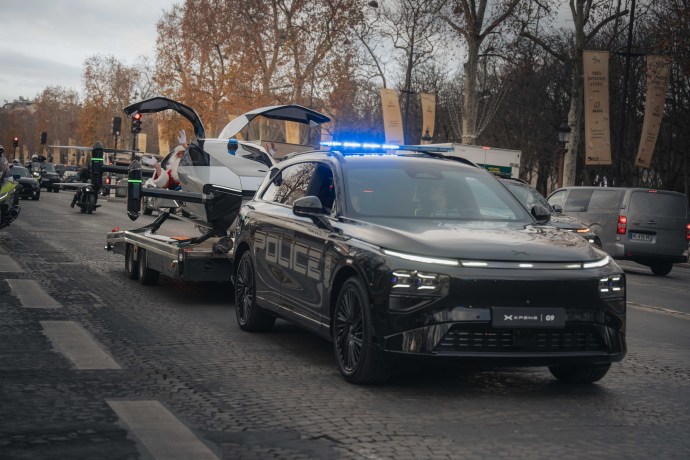 中国科技点亮巴黎圣诞夜，小鹏G9警车与飞行汽车X2护航孤儿院童话之旅