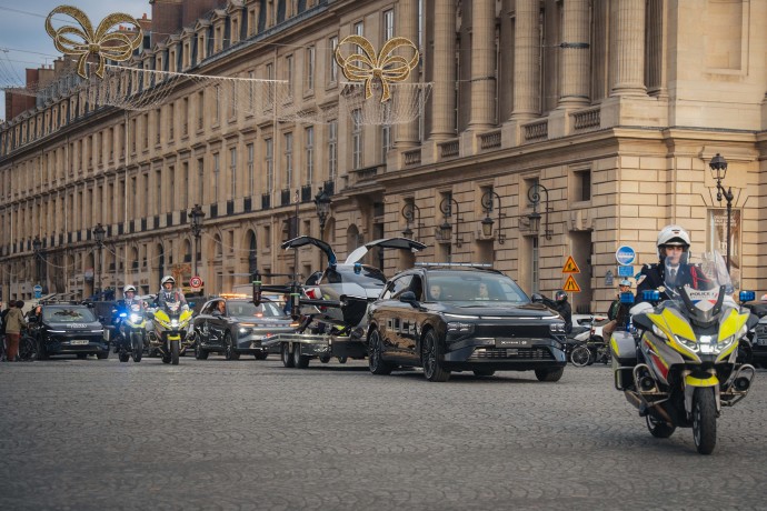 中国科技点亮巴黎圣诞夜,小鹏G9警车与飞行汽车X2护航孤儿院童话之旅(图2) 中国科技点亮巴黎圣诞夜,小鹏G9警车与飞行汽车X2护航孤儿院童话之旅(图2)