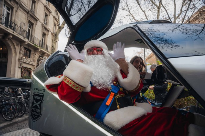 中国科技点亮巴黎圣诞夜,小鹏G9警车与飞行汽车X2护航孤儿院童话之旅(图3) 中国科技点亮巴黎圣诞夜,小鹏G9警车与飞行汽车X2护航孤儿院童话之旅(图3)