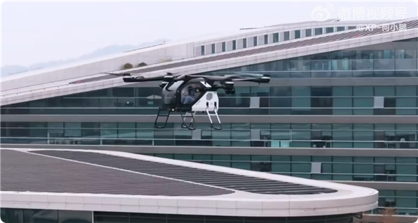 年会名场面！何小鹏坐飞行汽车降落年会现场 高颜值美女司机全程护航(图2)