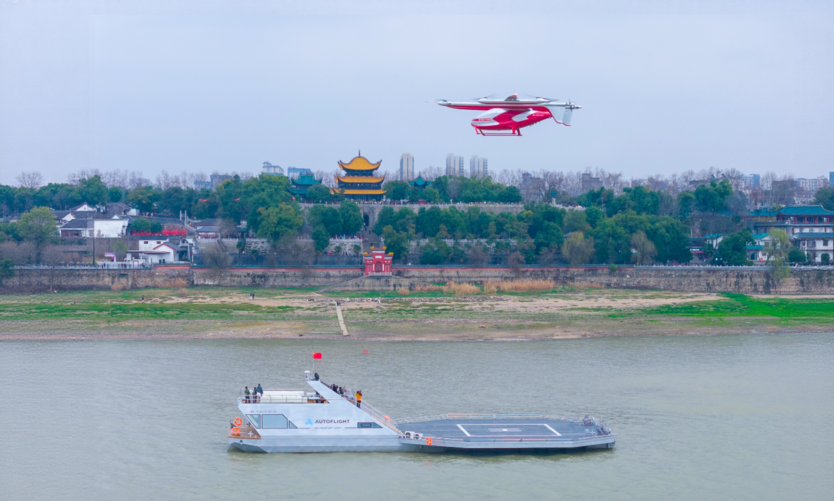 峰飞航空与岳阳达成战略合作完成“岳阳楼+洞庭湖”文旅验证飞行(图1)