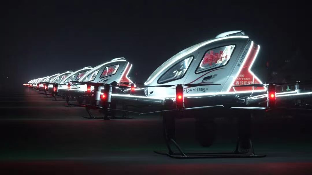 全国两会鼓励加大开放应用场景，亿航16架eVTOL亮相春晚展示场景优势(图1)