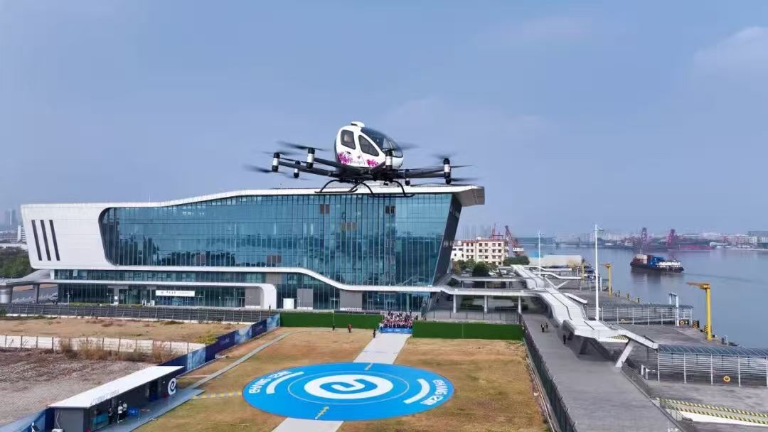 全国两会鼓励加大开放应用场景，亿航16架eVTOL亮相春晚展示场景优势(图7)