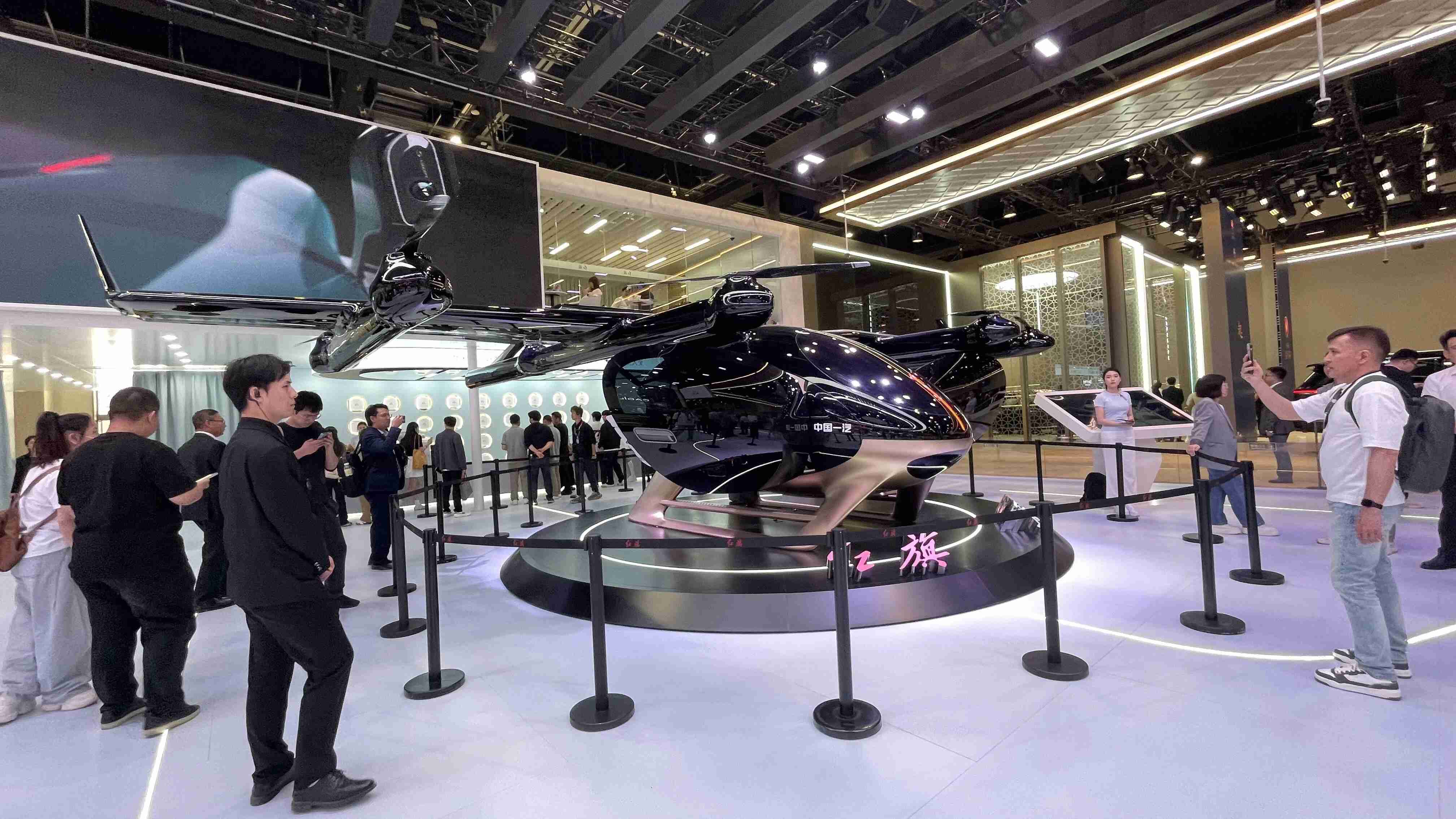 红旗“天辇1号”飞行汽车亮相2026北京车展，空中续航超200公里，预计2029年量产(图1)